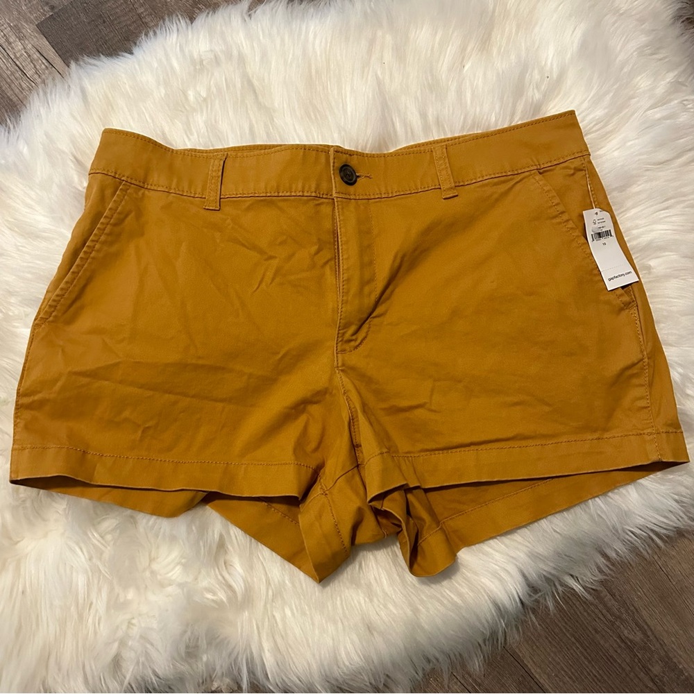 New with tags 
Gap shorts
3in
Dark mustard color sz 10